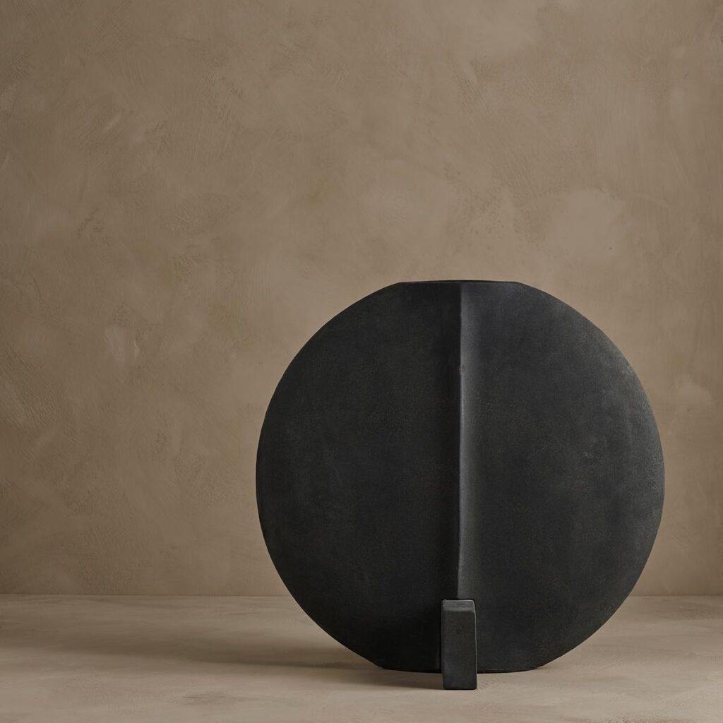 Guggenheim Vase, Big - Black